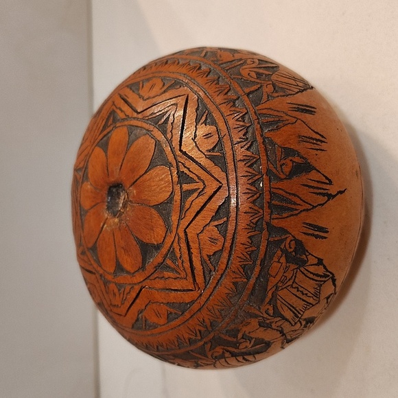 Hand carved gourd round box with star lid Leoncio Veli in Peru camel mountain - Picture 1 of 9